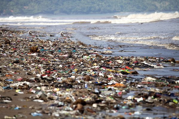 rifiuti plastici in spiaggia