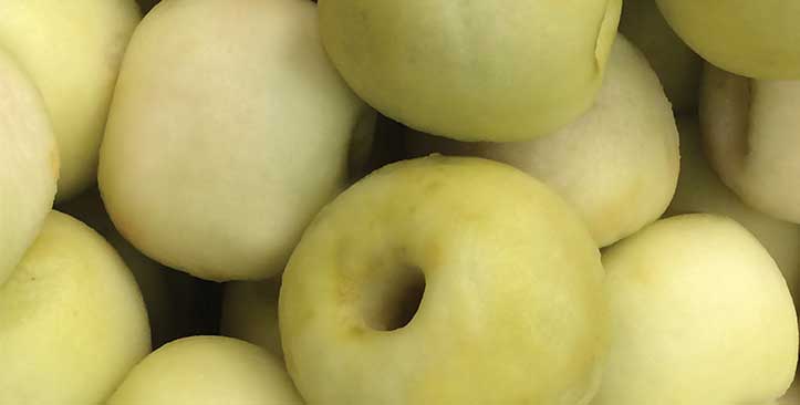 Steam peeling apples