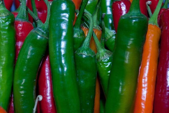 Sortierung von grüner, orange und roter Paprika